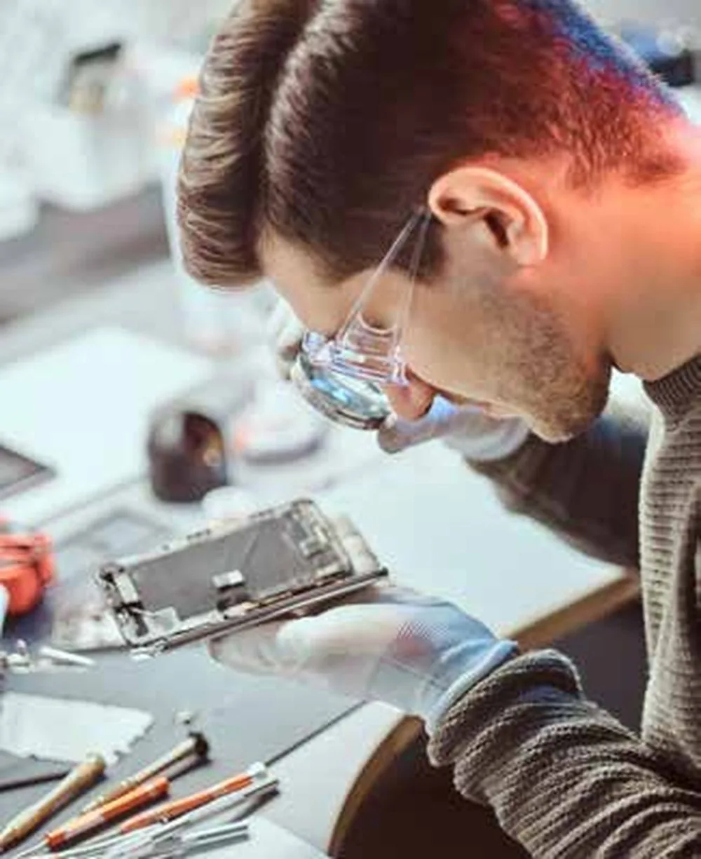 Specialist care inspectează un produs electronic